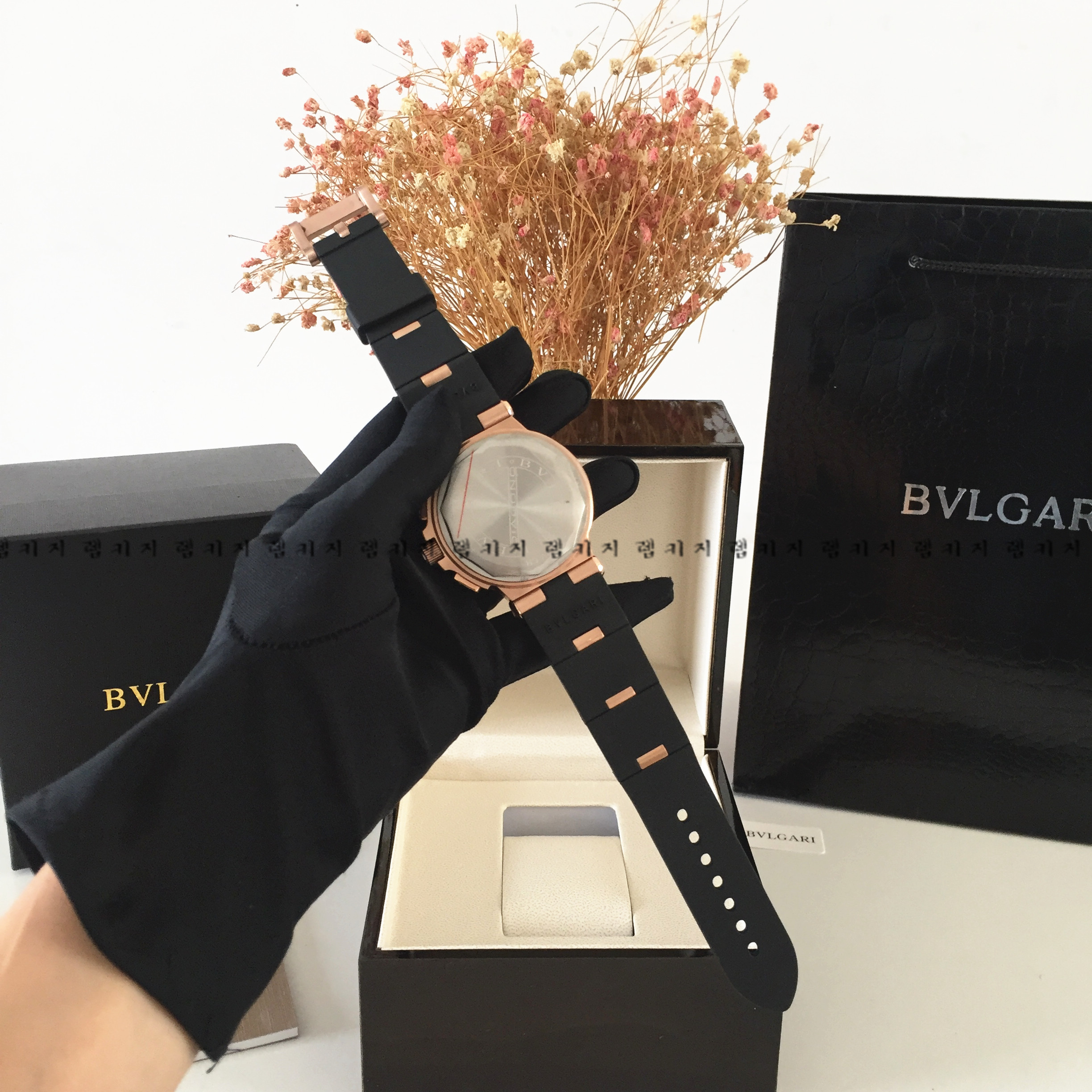 불가리 디아고노 금장 블랙다이얼 우레탄시계